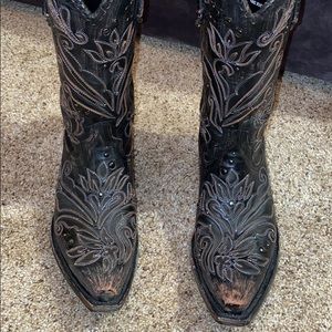 Women’s cowboy boots.